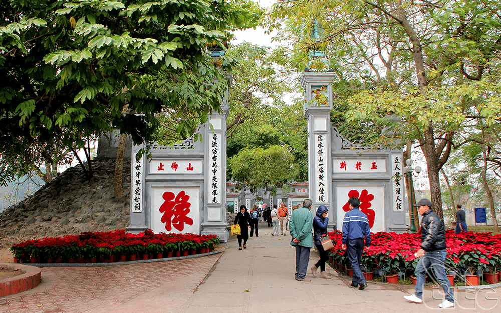 The space inside the temple is divided into many areas with worship statues, murals and unique decorative details (Source: VIET NAM NATIONAL AUTHORITY OF TOURISM)